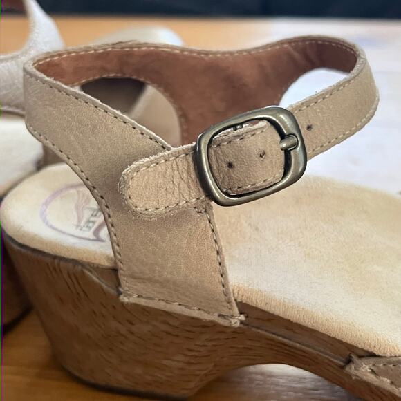 Dansko Women’s Leather Ankle Strap Clogs Size 37 Beige Tan Closed Toe Mary Jane - Picture 6 of 8